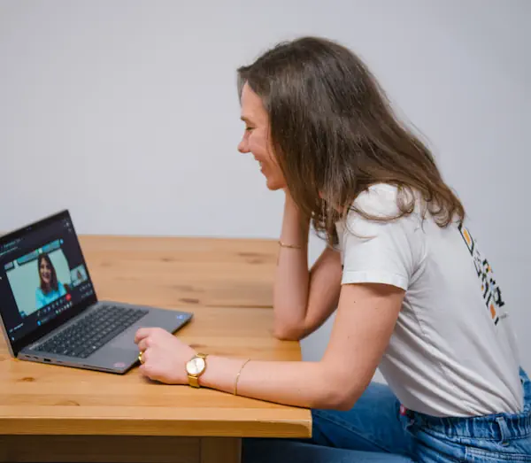 Rozmowa online na laptopie